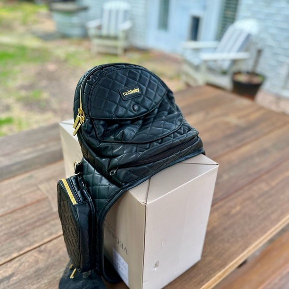 Tushbaby™ Hip Carrier (Black/Gold - NEW)